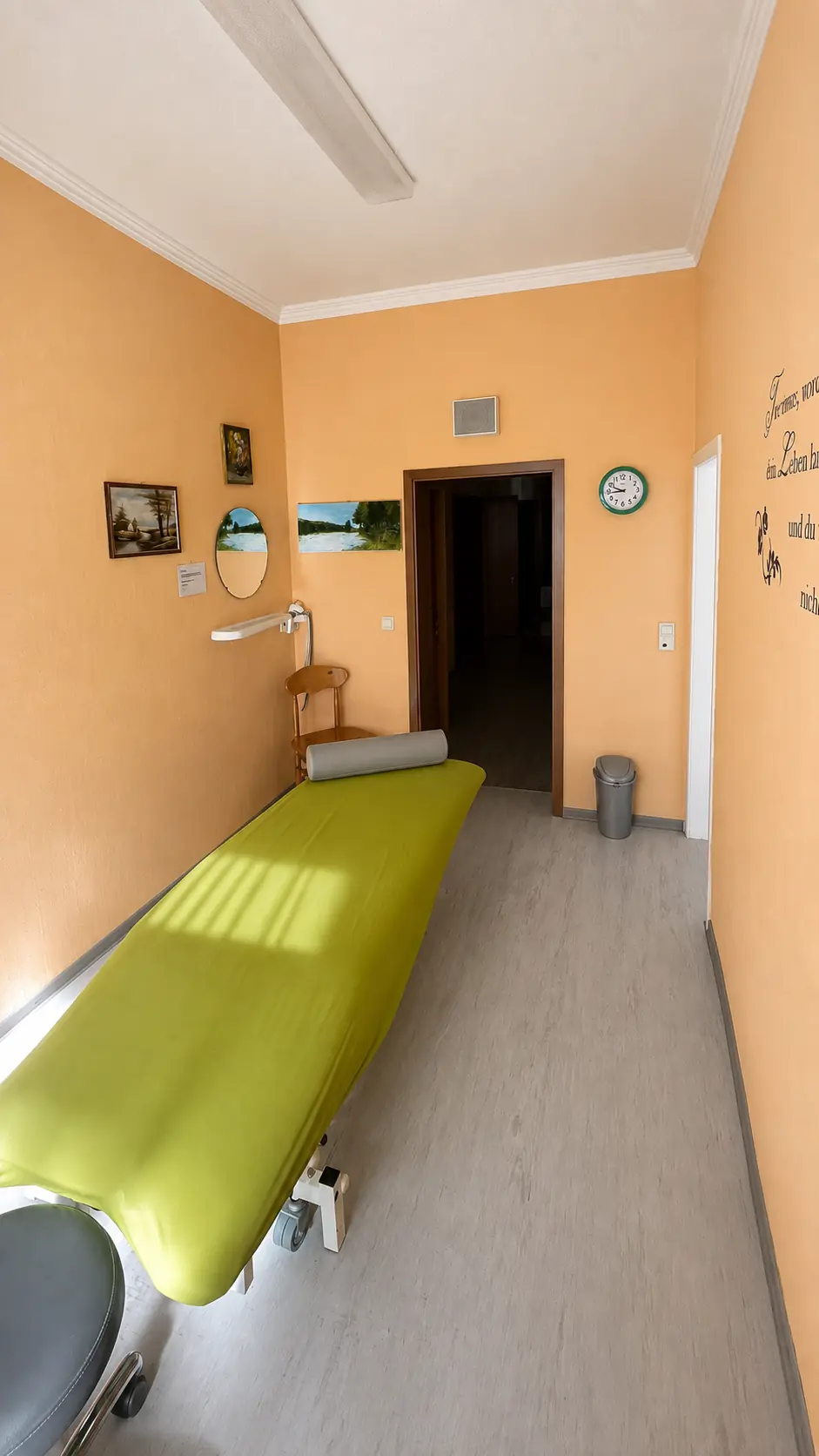 Behandlungsraum mit orangefarbenen Wänden