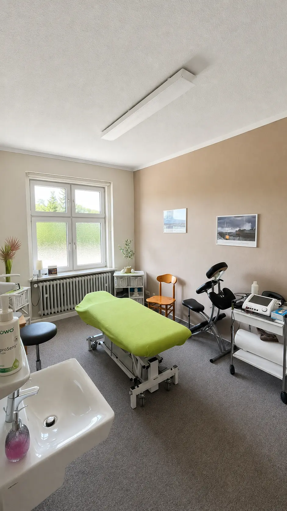 Behandlungsraum mit Behandlungsliege und Hocker