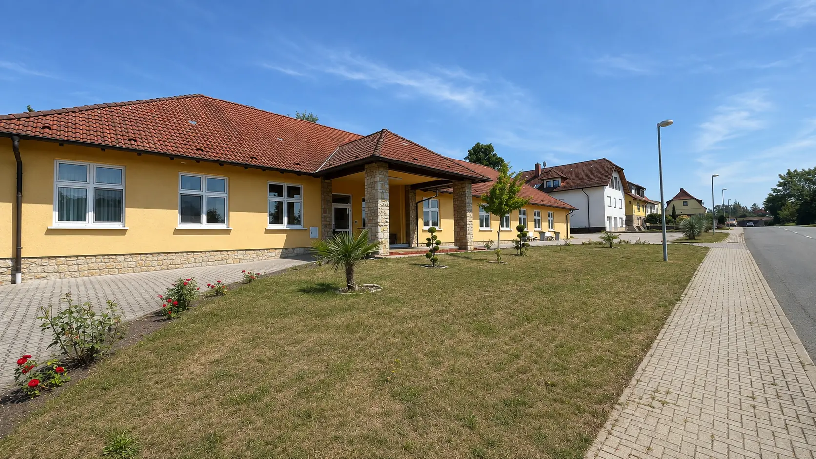 Praxisgebäude und Weg zum Eingang