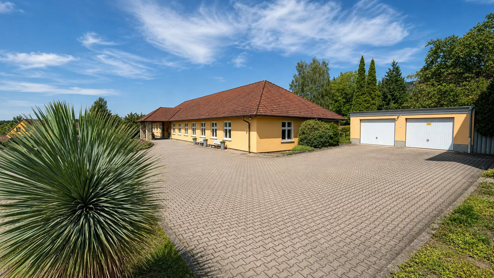 Praxisgebäude mit gepflasterter Zufahrt
