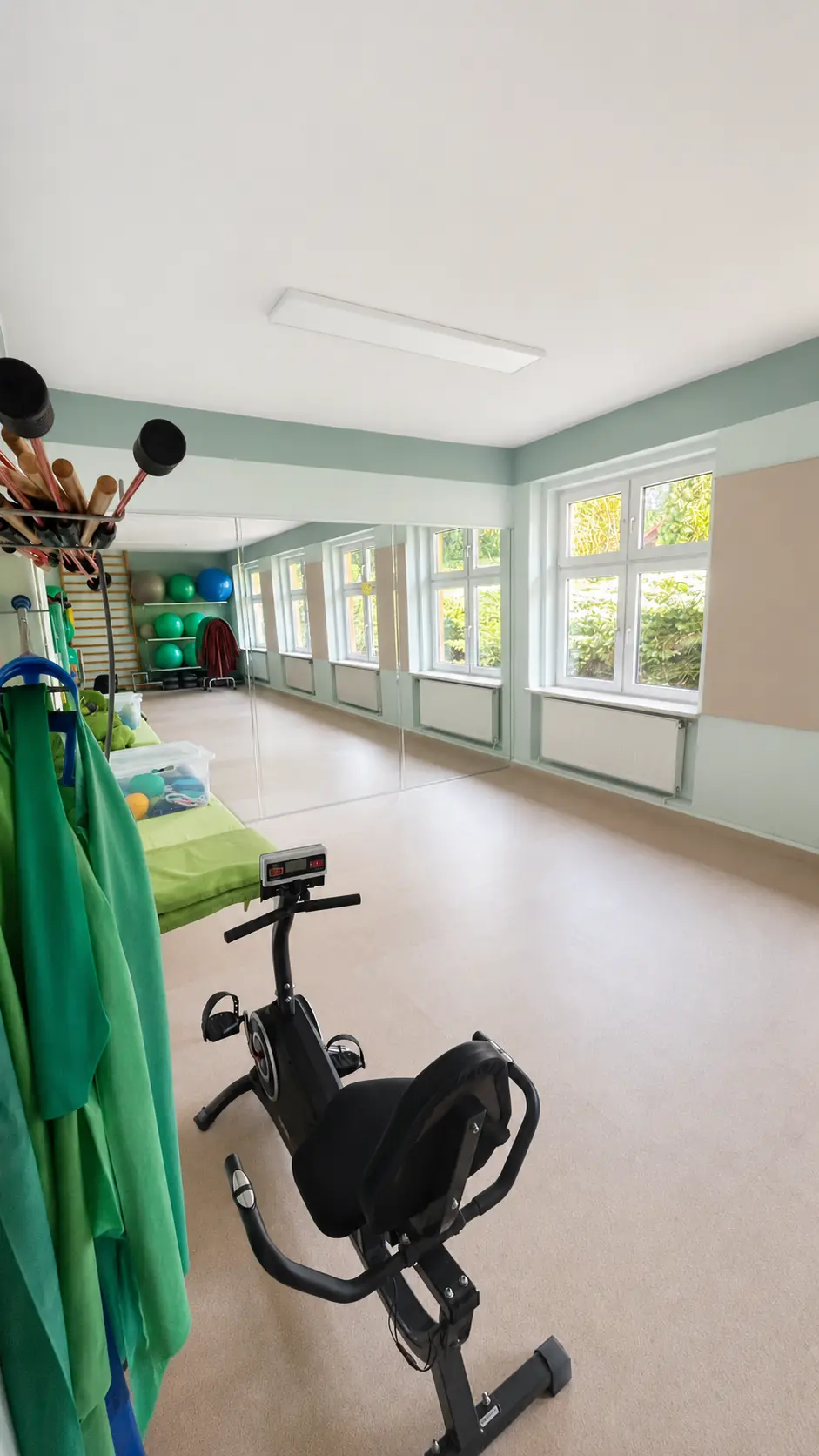 Gymnastikraum mit Trainingsgeräten